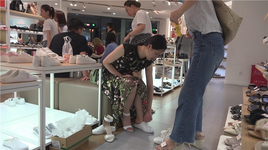 鞋店里的花裙美女[2.23G/MP4]