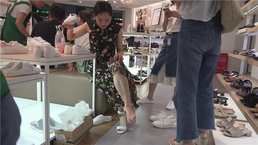 鞋店里的花裙美女[2.23G/MP4]