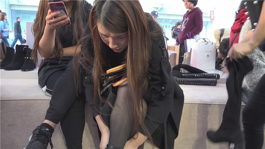 换鞋的黑丝美女[2.93G/MP4]