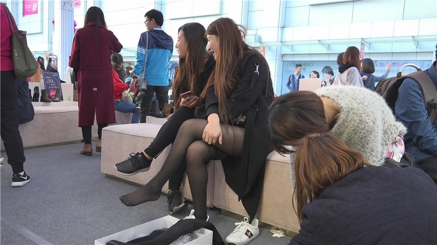 换鞋的黑丝美女[2.93G/MP4]