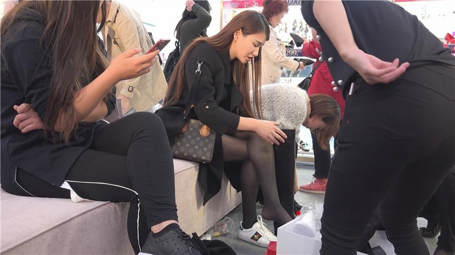 换鞋的黑丝美女[2.93G/MP4]