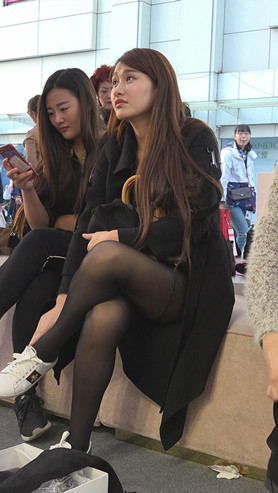 换鞋的黑丝美女[2.93G/MP4]