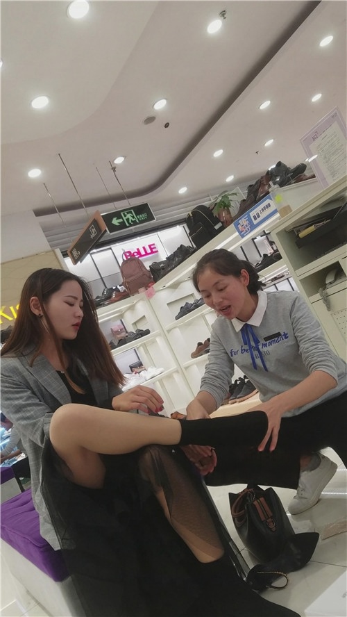 换鞋的黑裙小姐姐[1.18G/MP4]