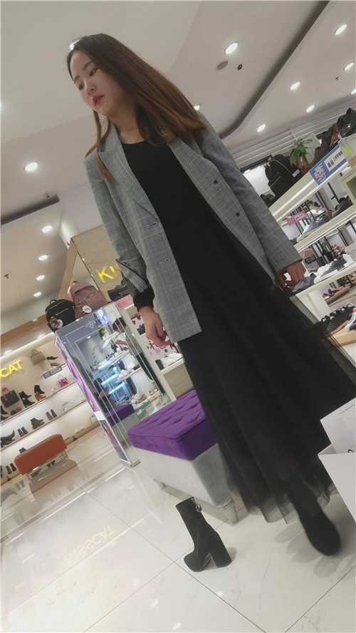 换鞋的黑裙小姐姐[1.18G/MP4]