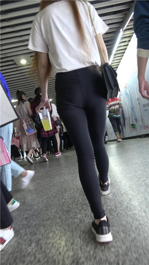 黑色紧身裤美女[892M/MP4]