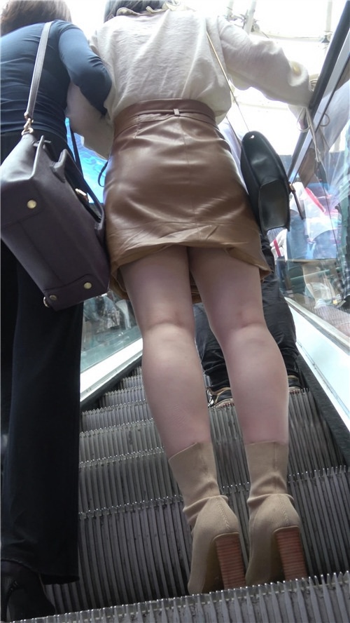 短发皮裙小姐姐[880M/MP4]