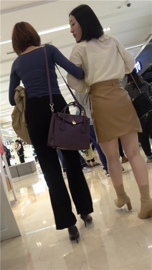 短发皮裙小姐姐[880M/MP4]