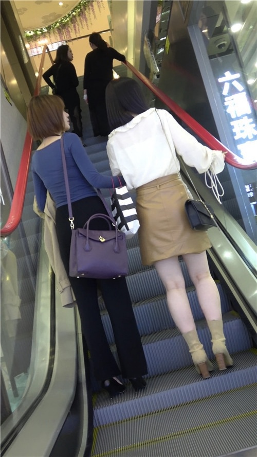 短发皮裙小姐姐[880M/MP4]