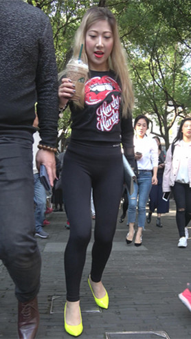 丰腴高腰紧身黑裤美眉[1.3G/MP4]