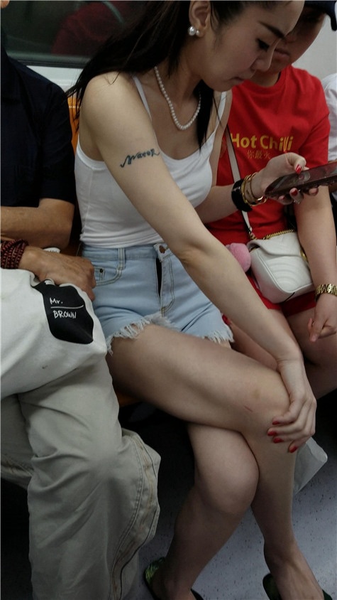 玩手机的裸腿妹子[776M/MP4]