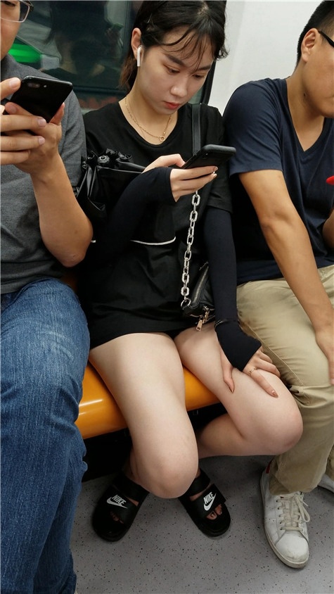 地铁上的美腿小姐姐[761M/MP4]