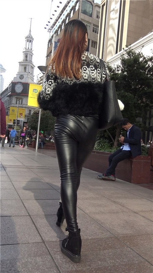 黑色紧身皮卡美眉《一》[728M/MP4]