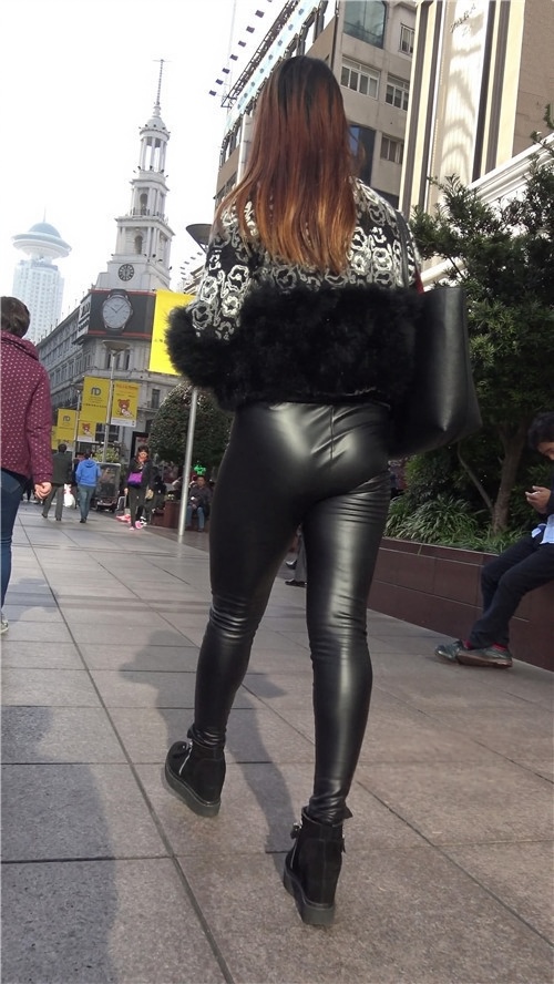 黑色紧身皮卡美眉《一》[728M/MP4]