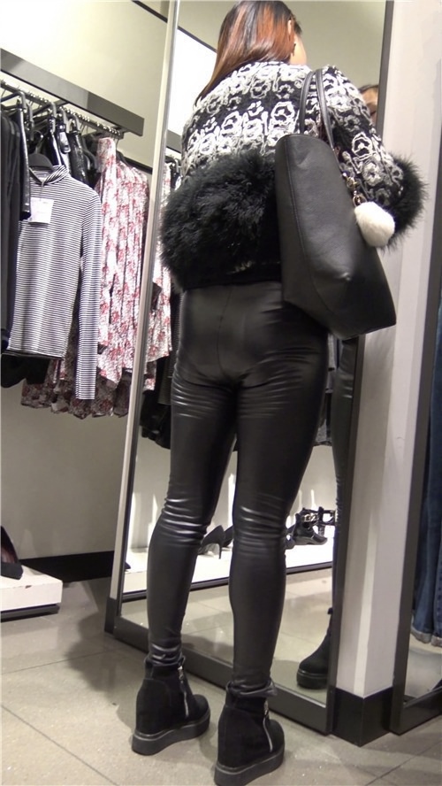 黑色紧身皮卡美眉《一》[728M/MP4]