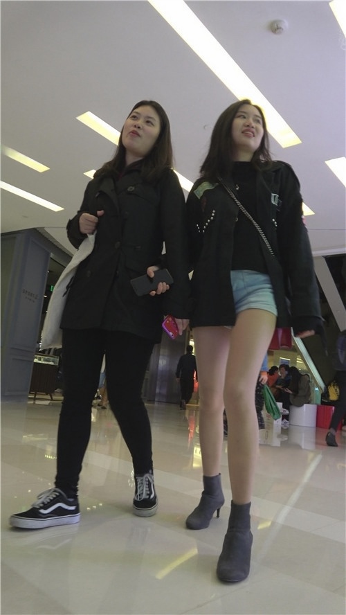 漂亮的热裤肉丝美女[1.3G/MP4]