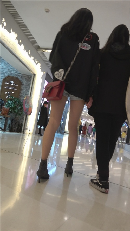 漂亮的热裤肉丝美女[1.3G/MP4]