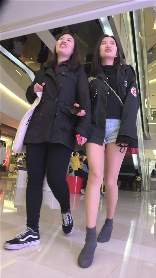 漂亮的热裤肉丝美女[1.3G/MP4]