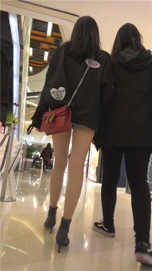 漂亮的热裤肉丝美女[1.3G/MP4]