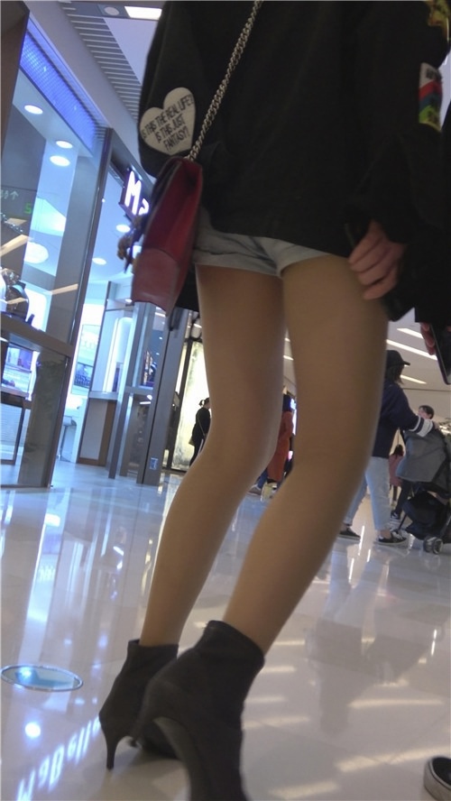 漂亮的热裤肉丝美女[1.3G/MP4]