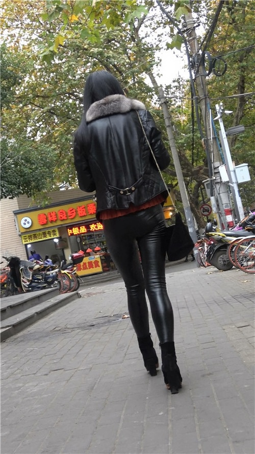 皮衣皮裤妹子[1.32G/MP4]
