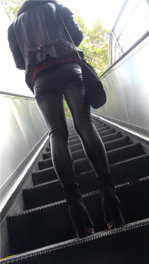 皮衣皮裤妹子[1.32G/MP4]