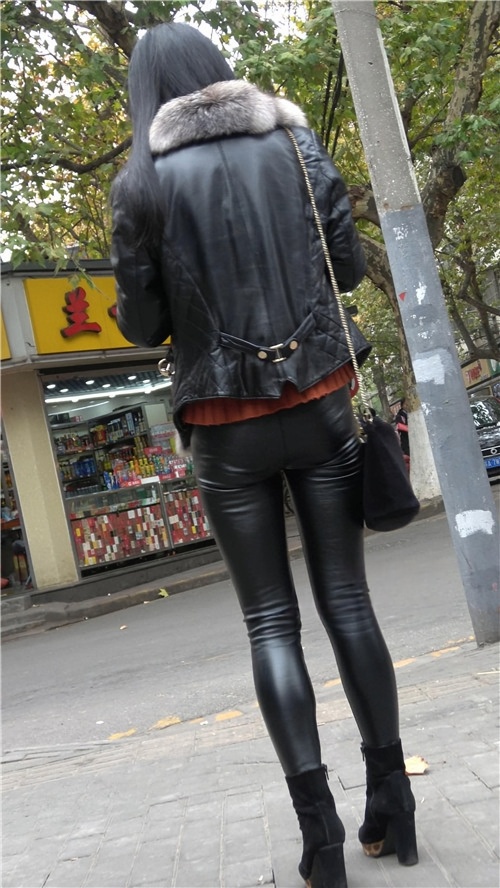 皮衣皮裤妹子[1.32G/MP4]