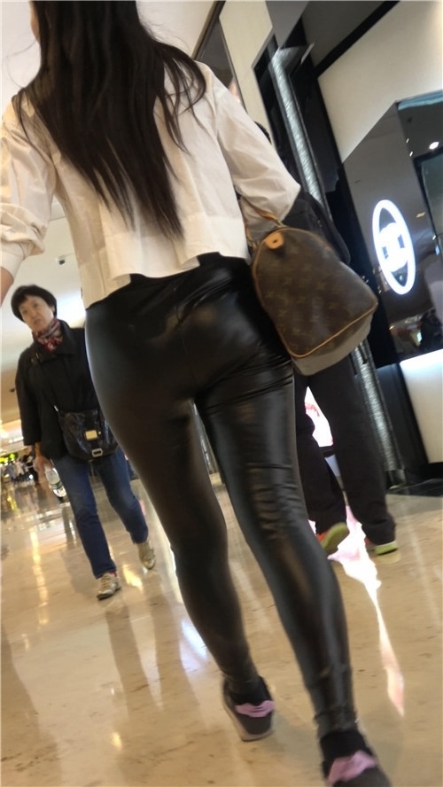 商场里的皮裤丰满妹子[874M/MP4]