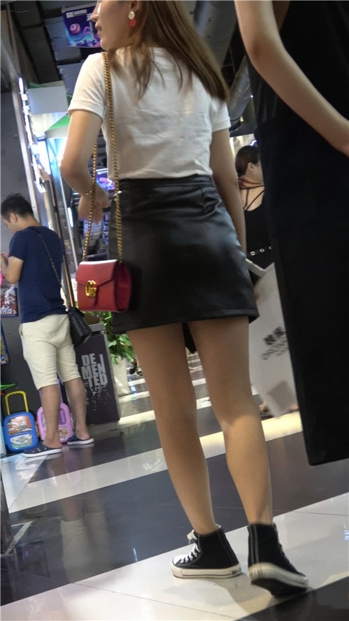 商场里漂亮的皮裙美女[544M/MP4]