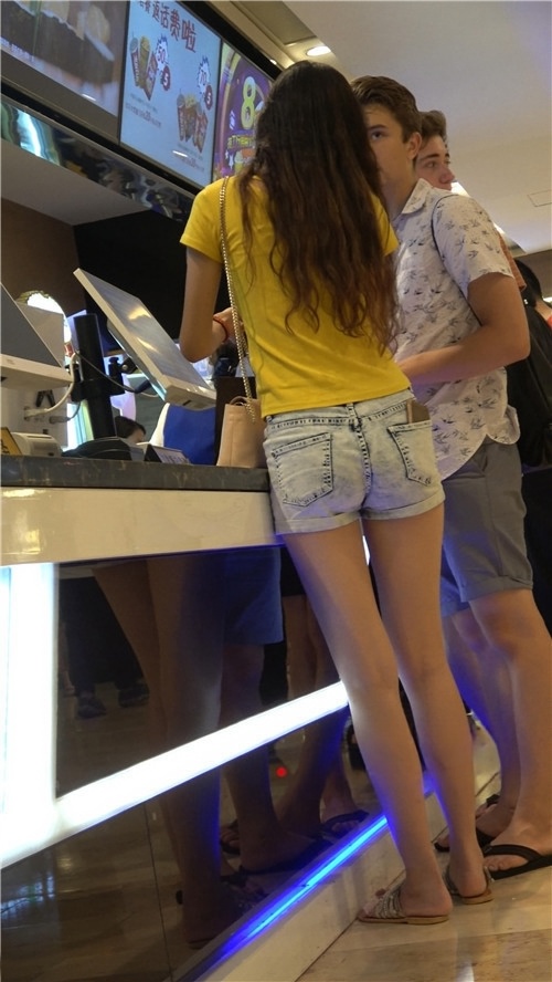 灰色热裤长发美女[608M/MP4]