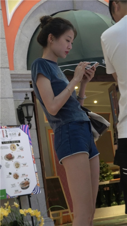 牛仔热裤妹子[1.08G/MP4]