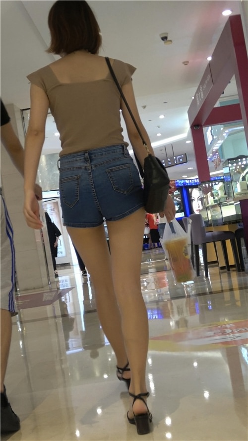 牛仔热裤妹子[1.08G/MP4]