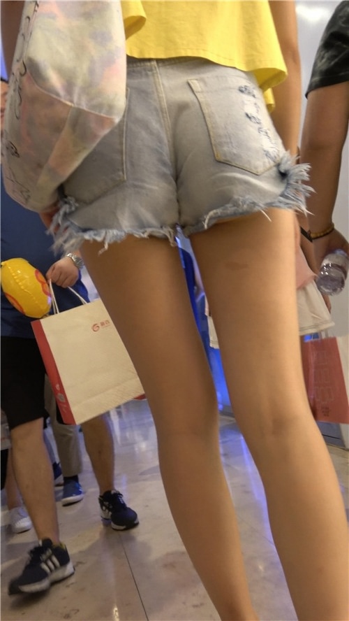 黄衣热裤小姐姐[2.78G/MP4]