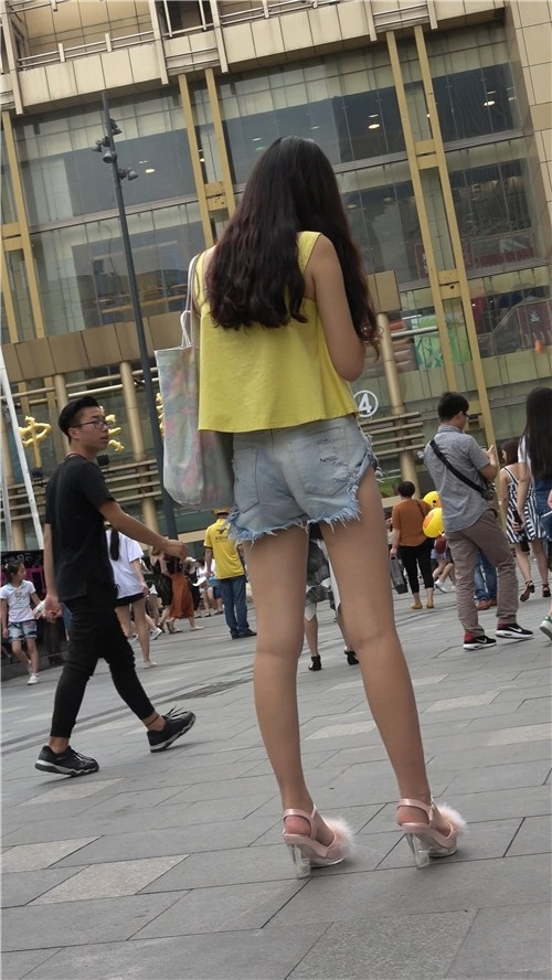 黄衣热裤小姐姐[2.78G/MP4]