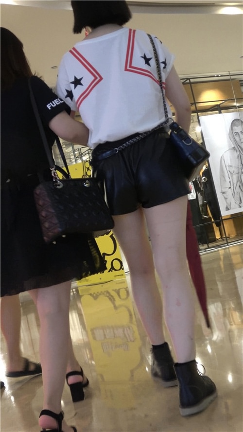 黑色下皮裤短发美女[813M/MP4]