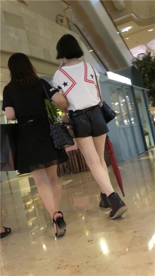 黑色下皮裤短发美女[813M/MP4]