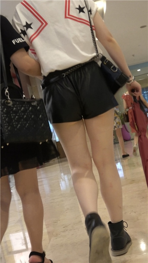 黑色下皮裤短发美女[813M/MP4]