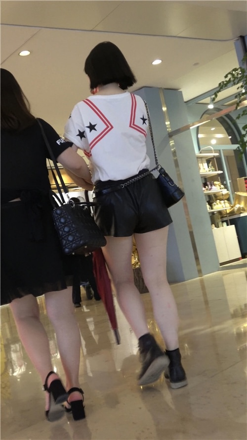 黑色下皮裤短发美女[813M/MP4]