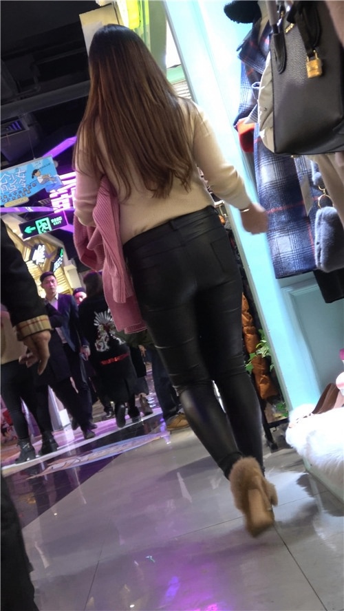 黑色皮裤紧身美女[828M/MP4]