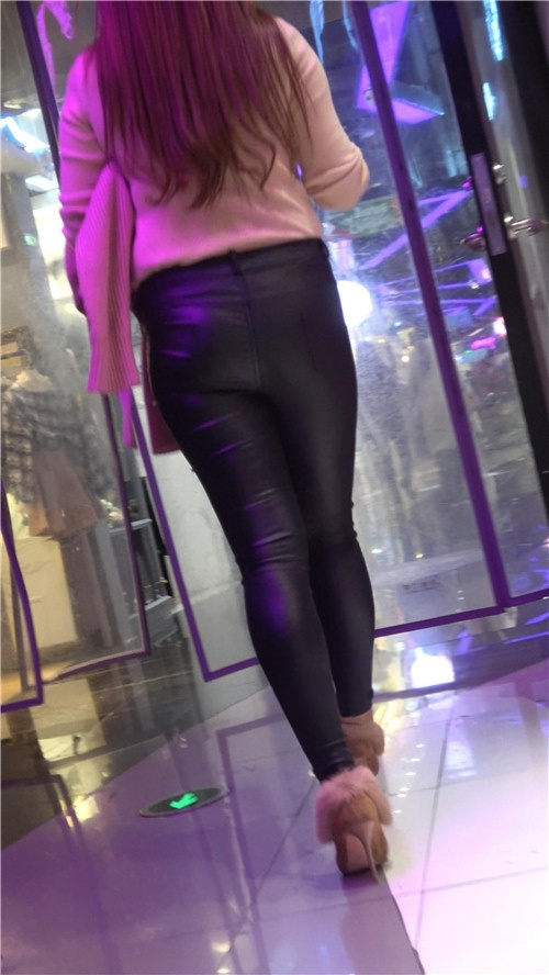 黑色皮裤紧身美女[828M/MP4]