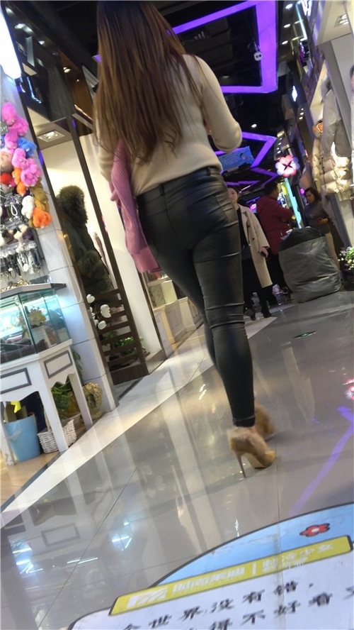 黑色皮裤紧身美女[828M/MP4]