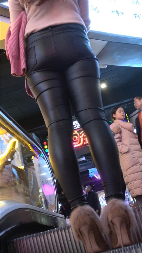 黑色皮裤紧身美女[828M/MP4]