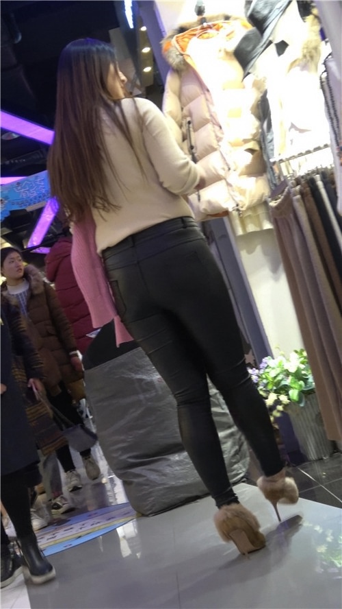 黑色皮裤紧身美女[828M/MP4]