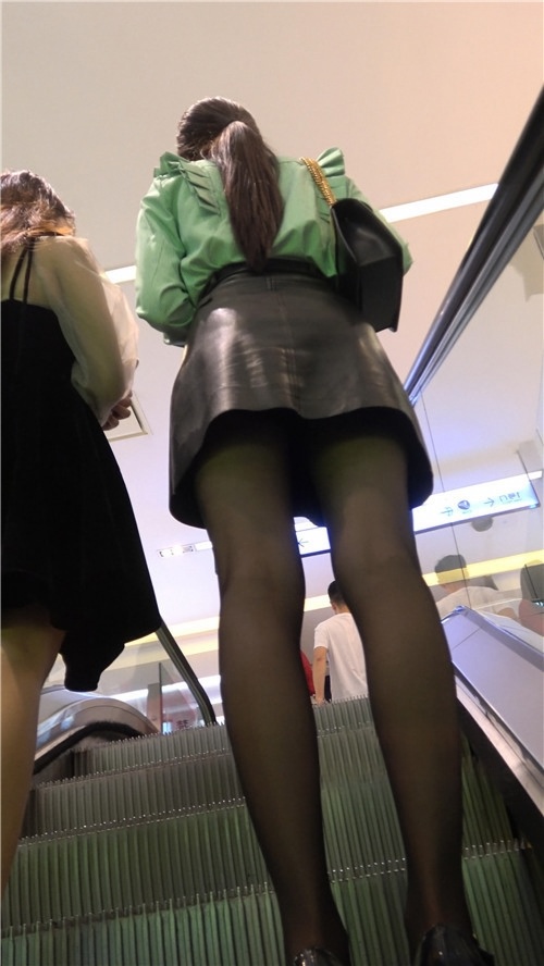 黑丝皮裙美女小姐姐[1.32G/MP4]