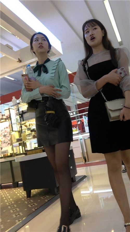 黑丝皮裙美女小姐姐[1.32G/MP4]