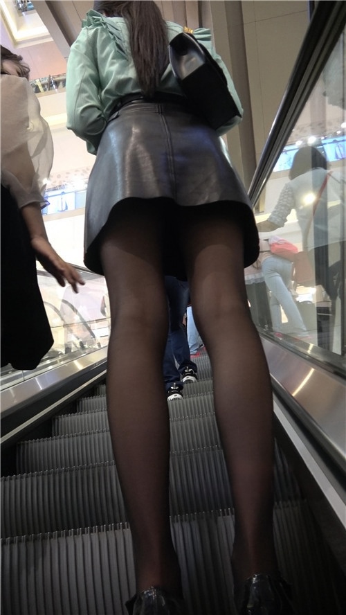 黑丝皮裙美女小姐姐[1.32G/MP4]