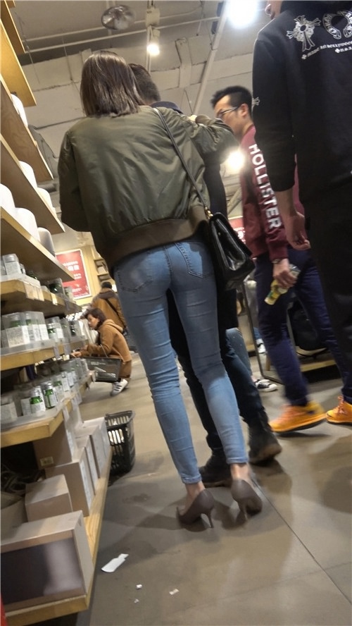 紧身牛仔裤小姐姐[668M/MP4]