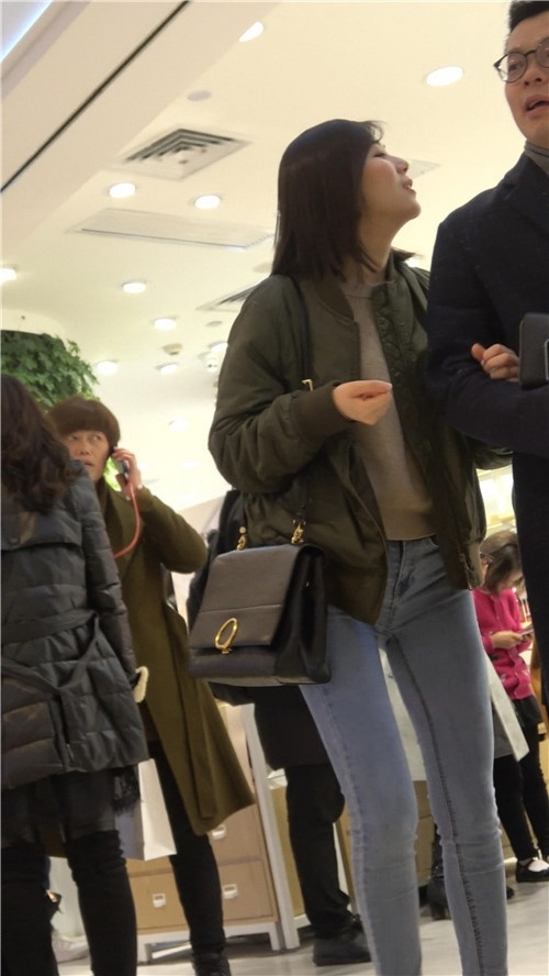 紧身牛仔裤小姐姐[668M/MP4]