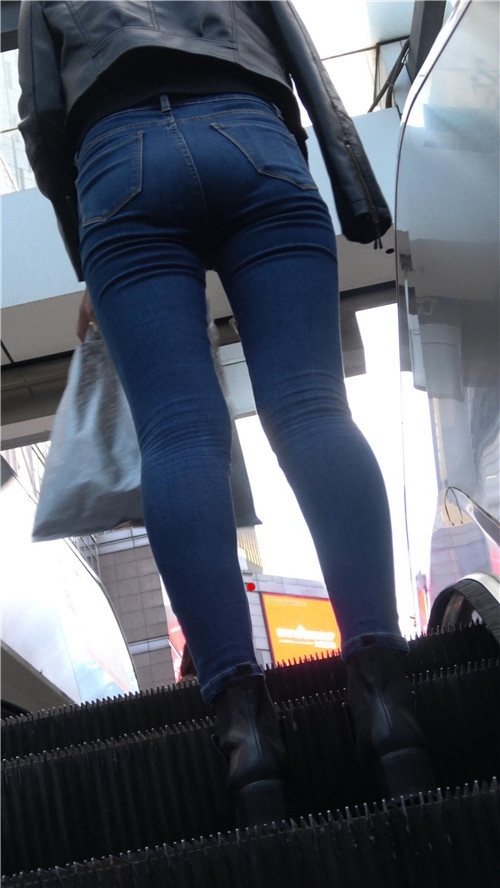 皮衣牛仔裤小姐姐[991M/MP4]