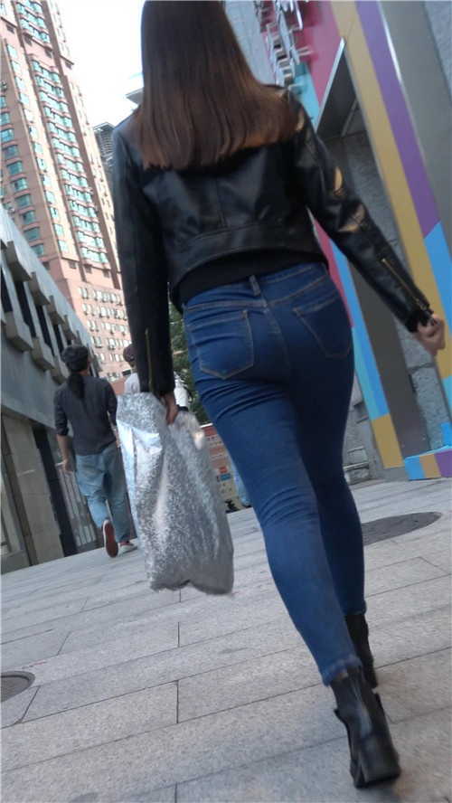 皮衣牛仔裤小姐姐[991M/MP4]