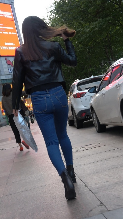 皮衣牛仔裤小姐姐[991M/MP4]